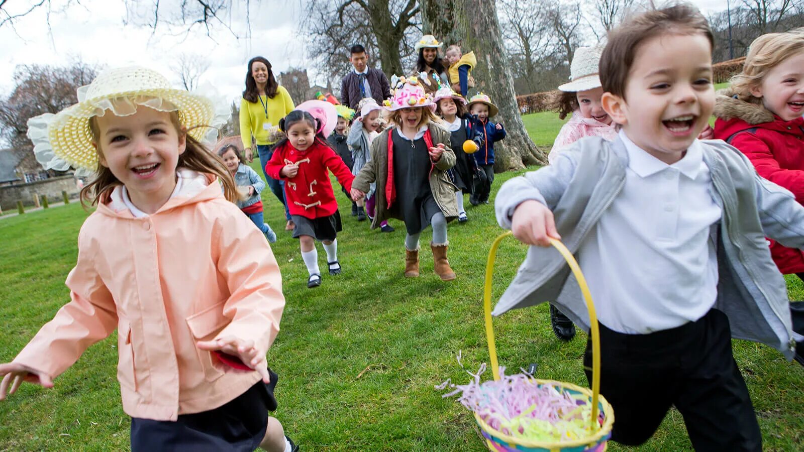 Easter Egg Hunt. Праздник для детей про Францию. Easter Sunday Family. Kids playing Egg Hunt picture for Kids. Пасха в сша 2024