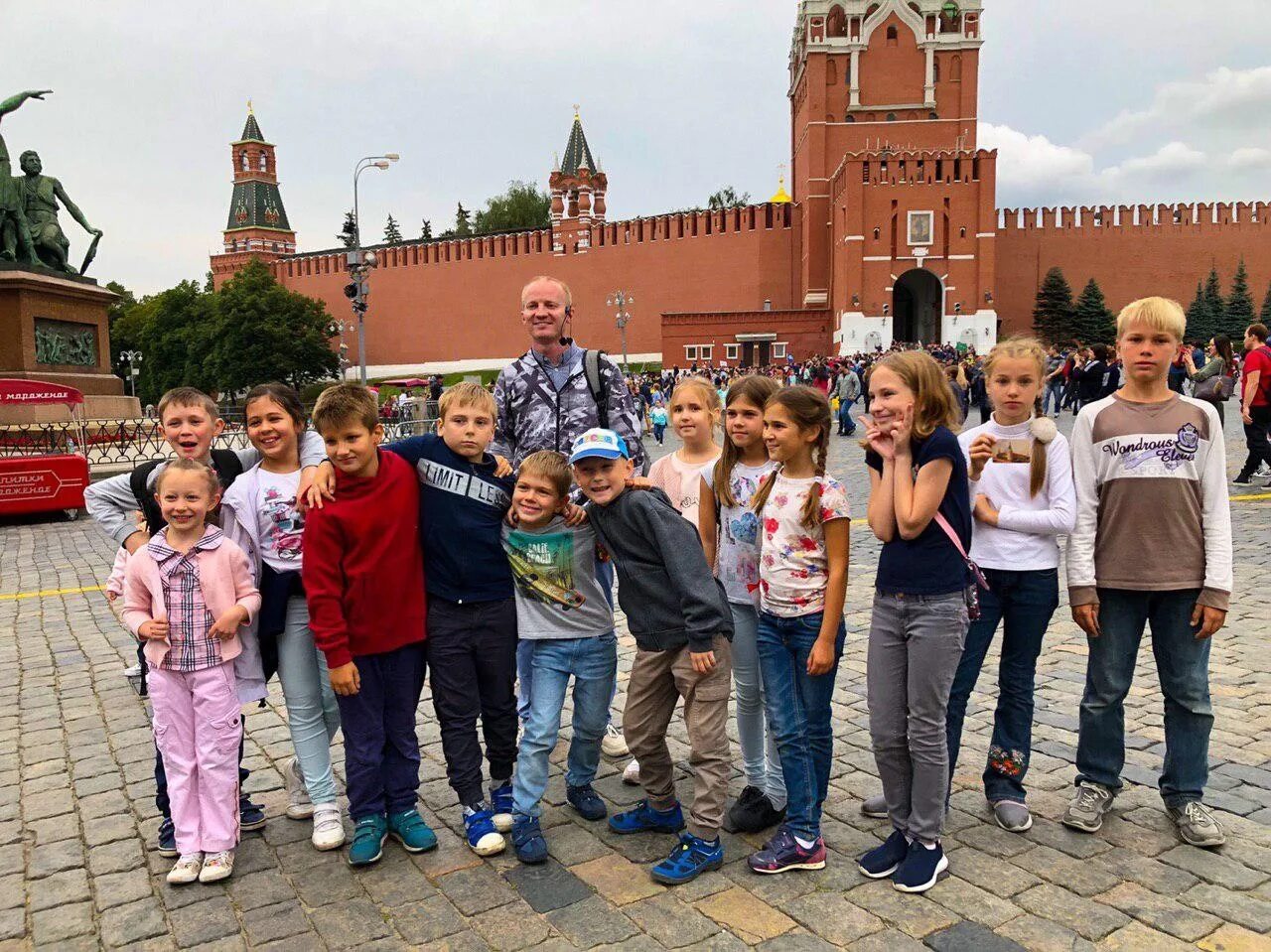 Экскурсия с ребенком 2 года. Школьники на экскурсии. Дети на экскурсии. Экскурсии по Москве для школьников. Экскурсии по Москве для детей.