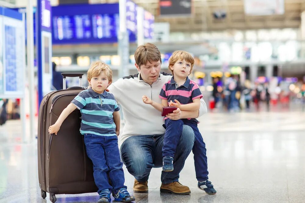 Правила выезда детей за границу 2024 новые. Дети в аэропорту. Путешествие с детьми. Родители с детьми в аэропорту. Малыши в аэропорту.