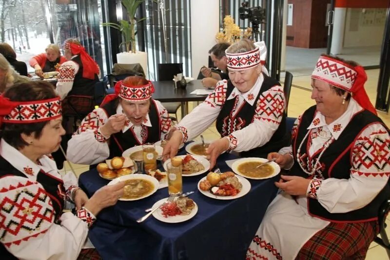 Традиционная кухня белорусов. Национальная кухня белоруссии. Что едят белорусы. Коляды белорусский праздник. Белорусская национальная кухня.