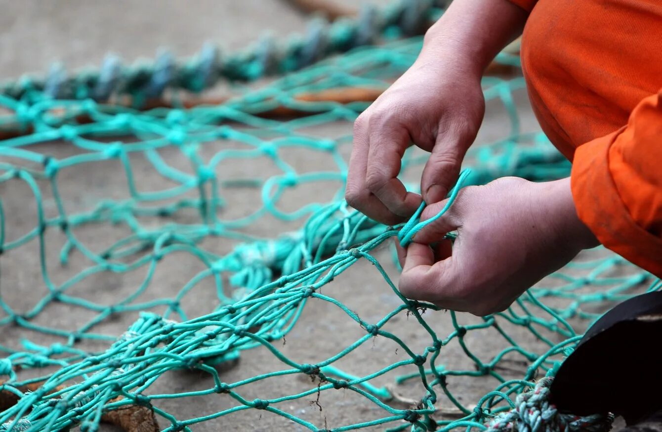 Невод 110 метров. Плетение рыболовной сети. Рыбацкая сеть. Плетение сетки.