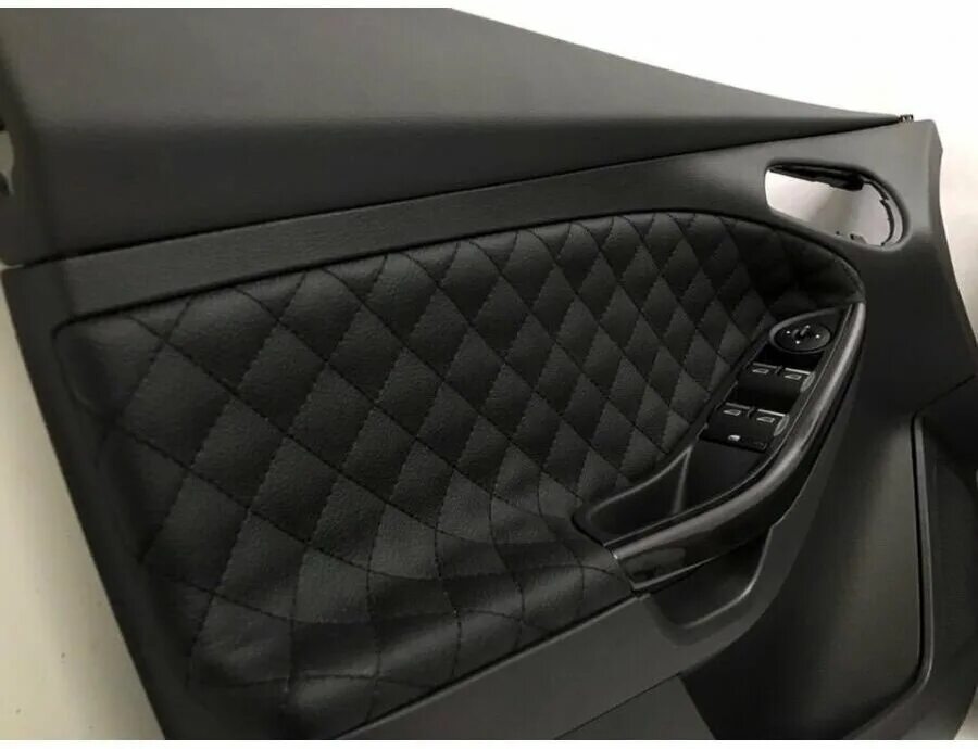 Дверные карты шкода октавия тур а4. Экокожа на дверные обшивки. Экокожа вставки в двери. Перешитых салон на туарег nf. Как обклеивать экокожей.