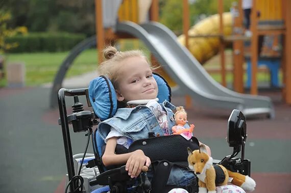 Катя Бородулькина. Ребенок в коляске с телефоном. Ребенок с заболеваниями в коляске. Родитель катит инвалидную коляску с ребенком.