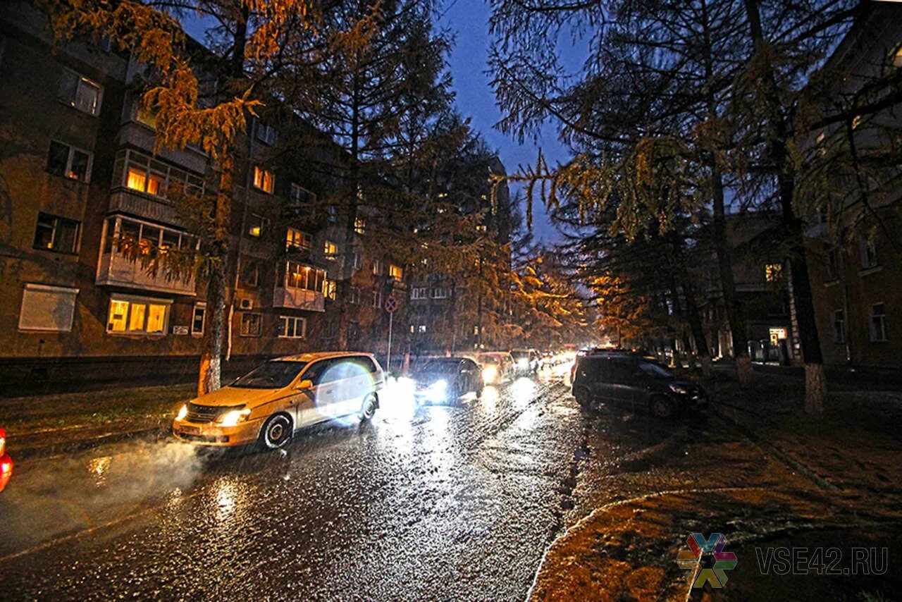 Москва снег вечер. Ночная улица в мокрый снег. Ночной Кемерово зима. Кемерово ночь зима.