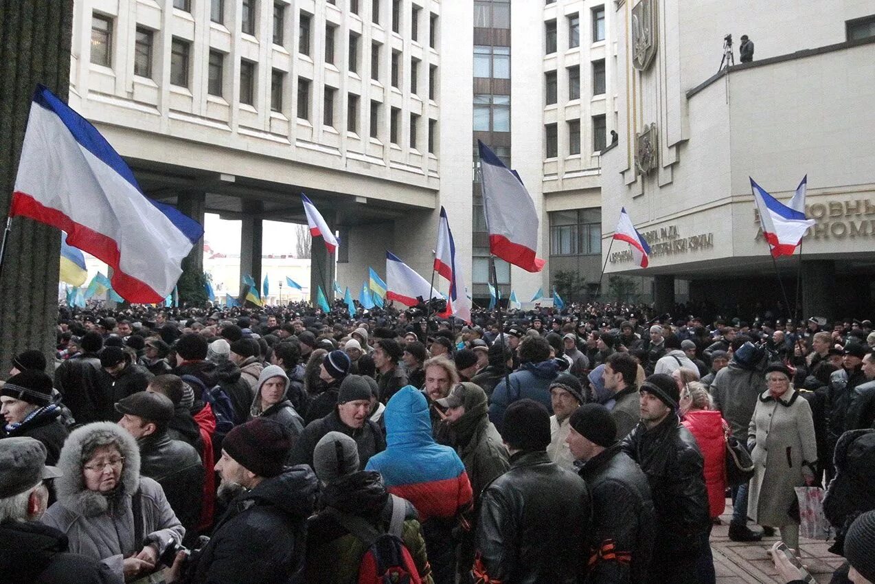 26 Февраля 2014 Крым митинг. 26 Февраля в Симферополе у стен Крымского парламента. 26 Февраля митинг в Симферополе. Пророссийские митинги в Крыму 2014. Февраль 2014 года севастополь