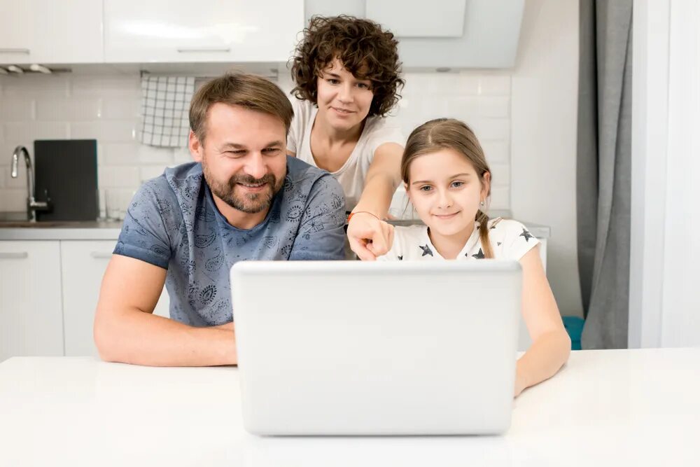 Семья у телевизора. Семья у компьютера. Семья смотрит в ноутбук. Люди сидят на кухне. Родители без интернета