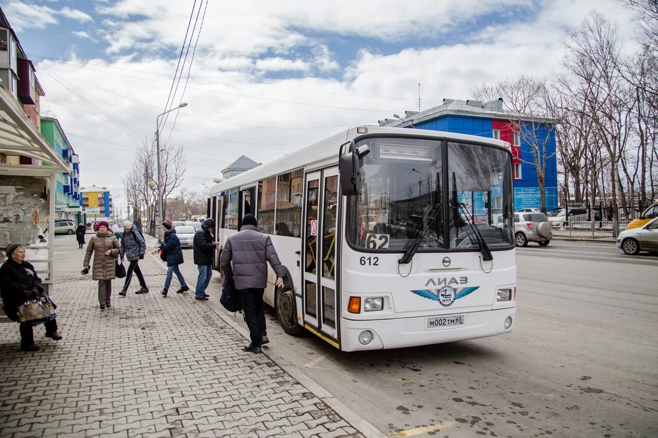 Отследить автобус южно. Автобусы Южно-Сахалинск. Южно-Сахалинский автобус. Южно Сахалинский троллейбус. Автобус Сахалин.