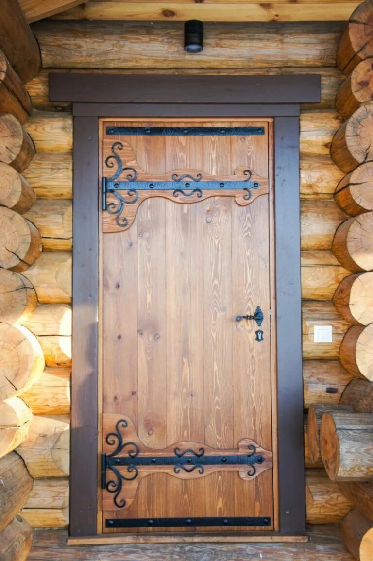 Купить дверь деревянную входную в дом. Дверь входная деревянная. Двери наружные деревянные. Входные двери из дерева. Двери в деревянном доме.