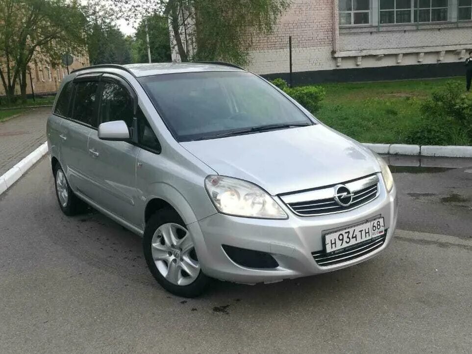 Опель зафира б отзывы. Опель Зафира 2010. Opel Zafira 2010 года. Opel Zafira b 2010. Опель Зафира 2010г.