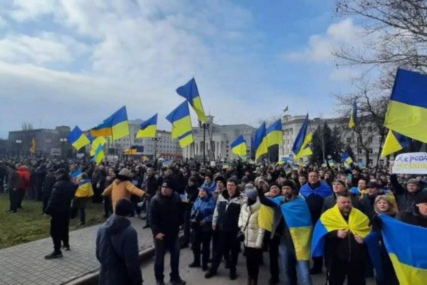 Русский и украинский флаг. Митинг в Херсоне. Марш националистов в Украине. Антироссийские митинги в Украине. Украинский против русского