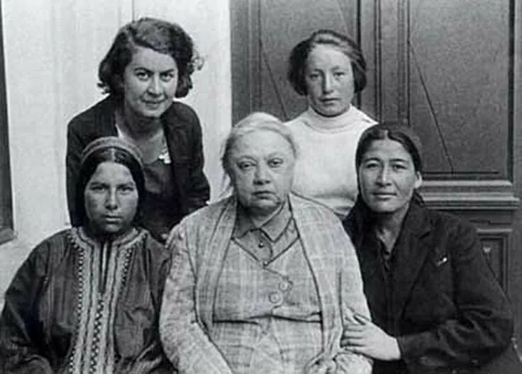 Фото крупской с большими глазами. Крупская 127. Крупская 127. Крупская 127. Улица крупской полысаево.