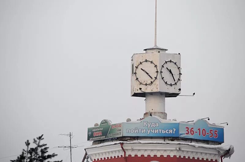 Красноярский час время. Часы Барнаул. Здание с часами Барнаул. Здание с часы в Барнауле. Барнаул здание с башенками.