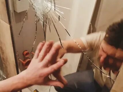Разбитое стекло в шкафу