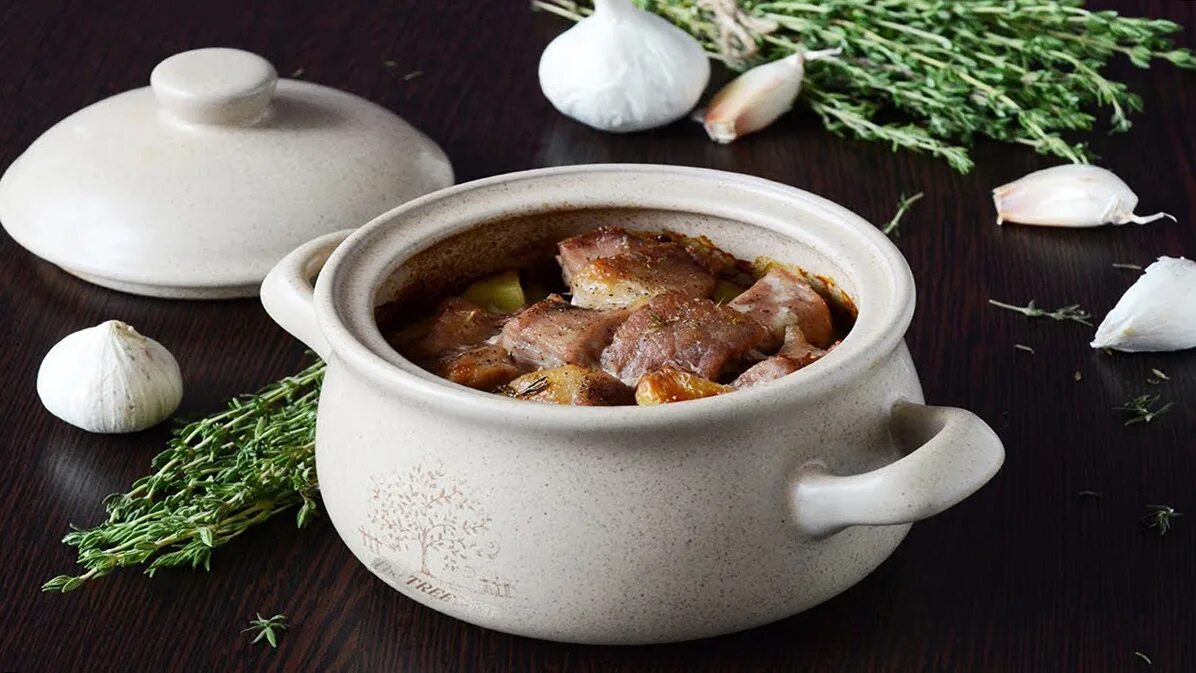 Шулюм с баранины. Куза шурпа в горшочке. Вологодская жаркое в горшочке. Горшок для еды. Лосятины в горшочке в духовке.