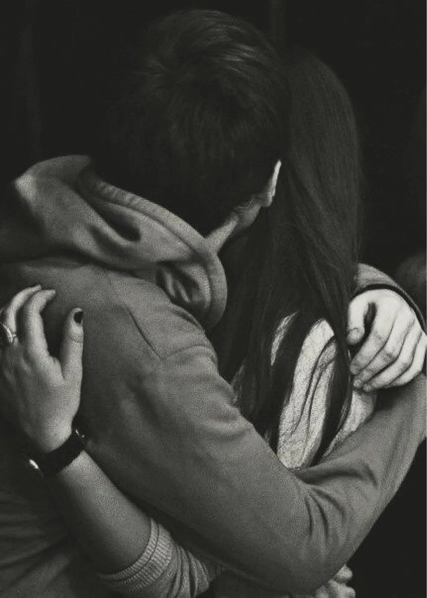 Поцелуй без лица. Парень с девушкой обнимаются без. Парень с девушкой обнимаются ночью. В обнимку без лица. Парень с девушкой обнимаются без лица.