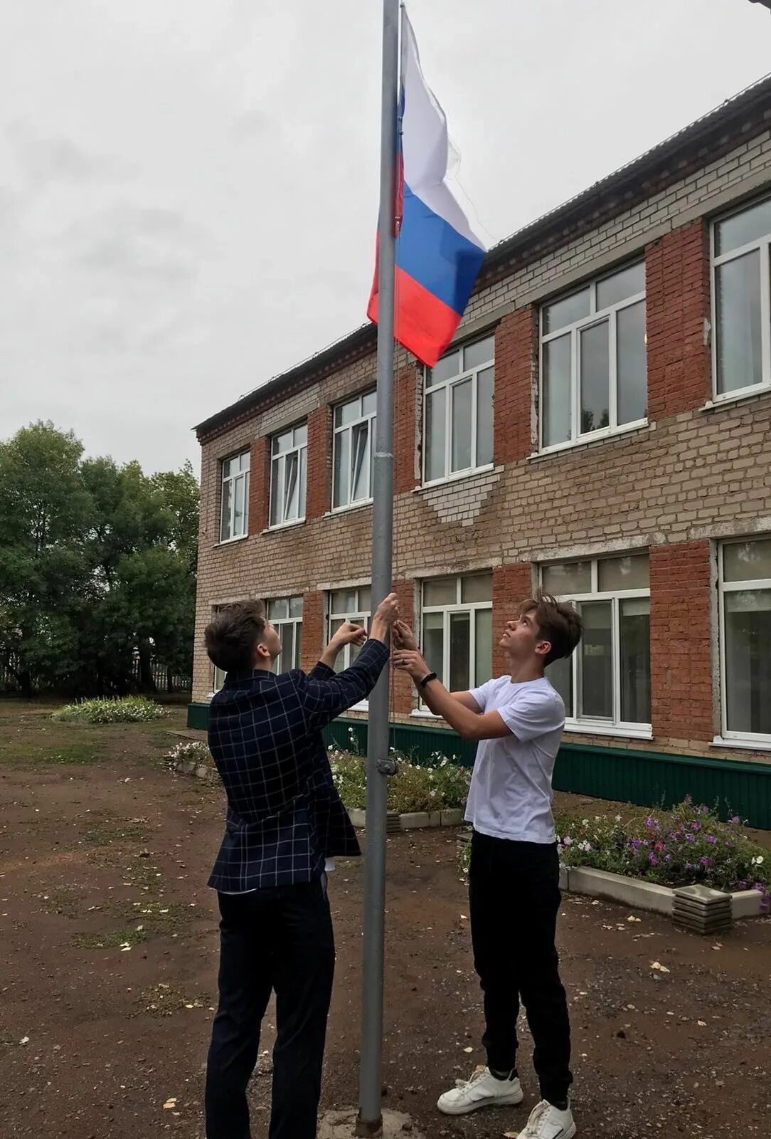 Поднятие флага. Поднятие флага в школе еженедельно. Подъем государственного флага в школе. Поднятие флага в школе еженедельно. Поднятие флага в школе еженедельно.