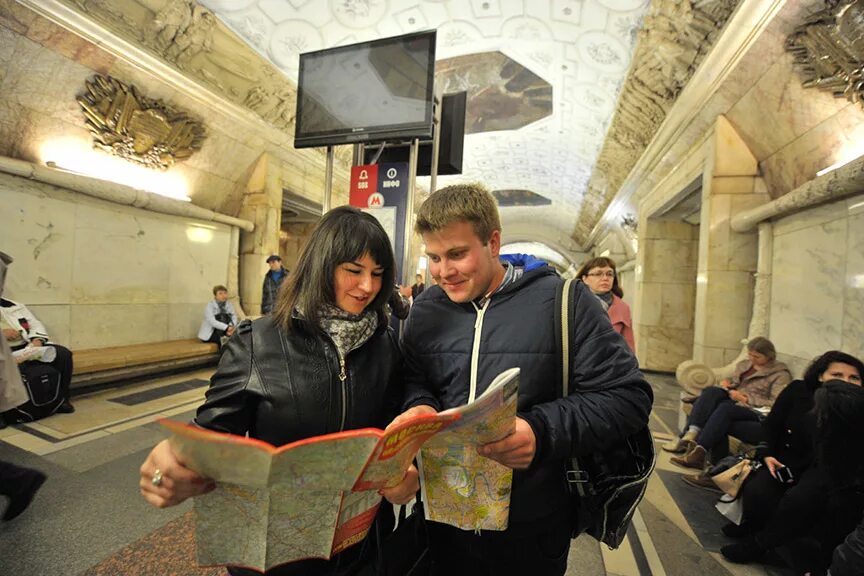 Такер о московском метро. Туристы в метро. Час пик в метро. Люди в вагоне метро. Московское метро экскурсии.