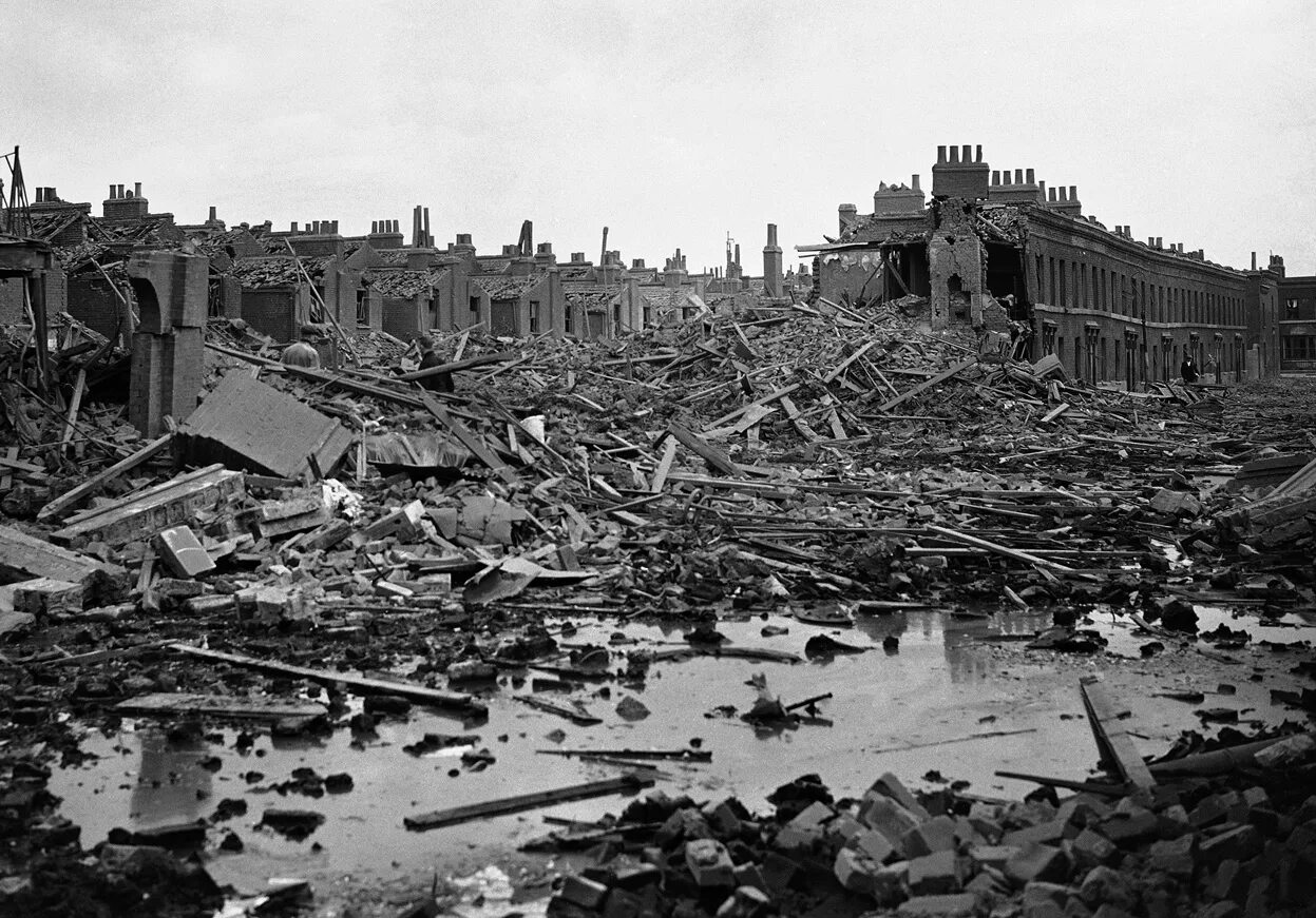 Бомбардировки второй мировой войны. Бомбардировка Лондона 1940. Бомбардировка Гамбурга 1943. Бомбежка Лондона в 1940. Битва за Британию бомбардировки.