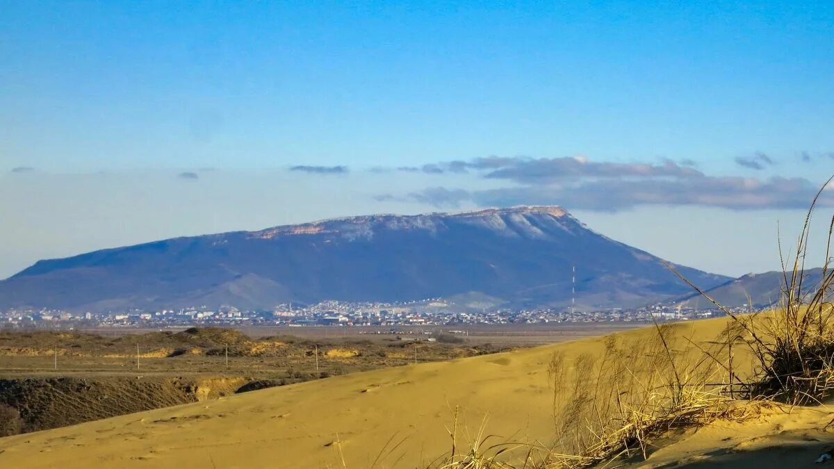 Гора тарки тау. Гора Тарки Тау в Махачкале. Гора Тарки Тау в Махачкале смотровая площадка. Тарки Тау Махачкала смотровая площадка. Вид на Махачкалу с горы Тарки Тау.