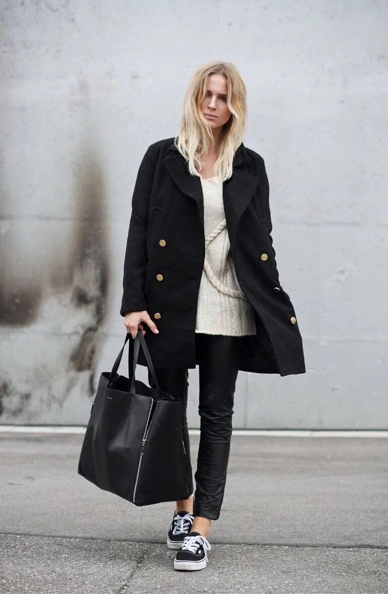 Полупальто с кедами. Кроссовки с пальто женское. Черное пальто с кедами.
