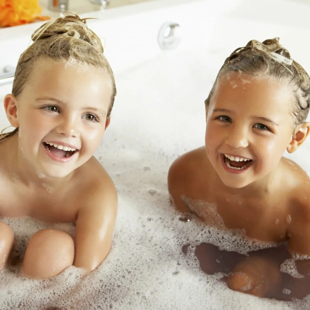 Моются вместе. Детишки голышки на море. Семейный натуризм в бассейне. Дети моются в ванной.
