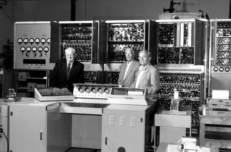 Первая цифровая компания. ЭВМ ЭНИАК. Первый компьютер. Самый первый компьютер. Самый первый ПК В мире.