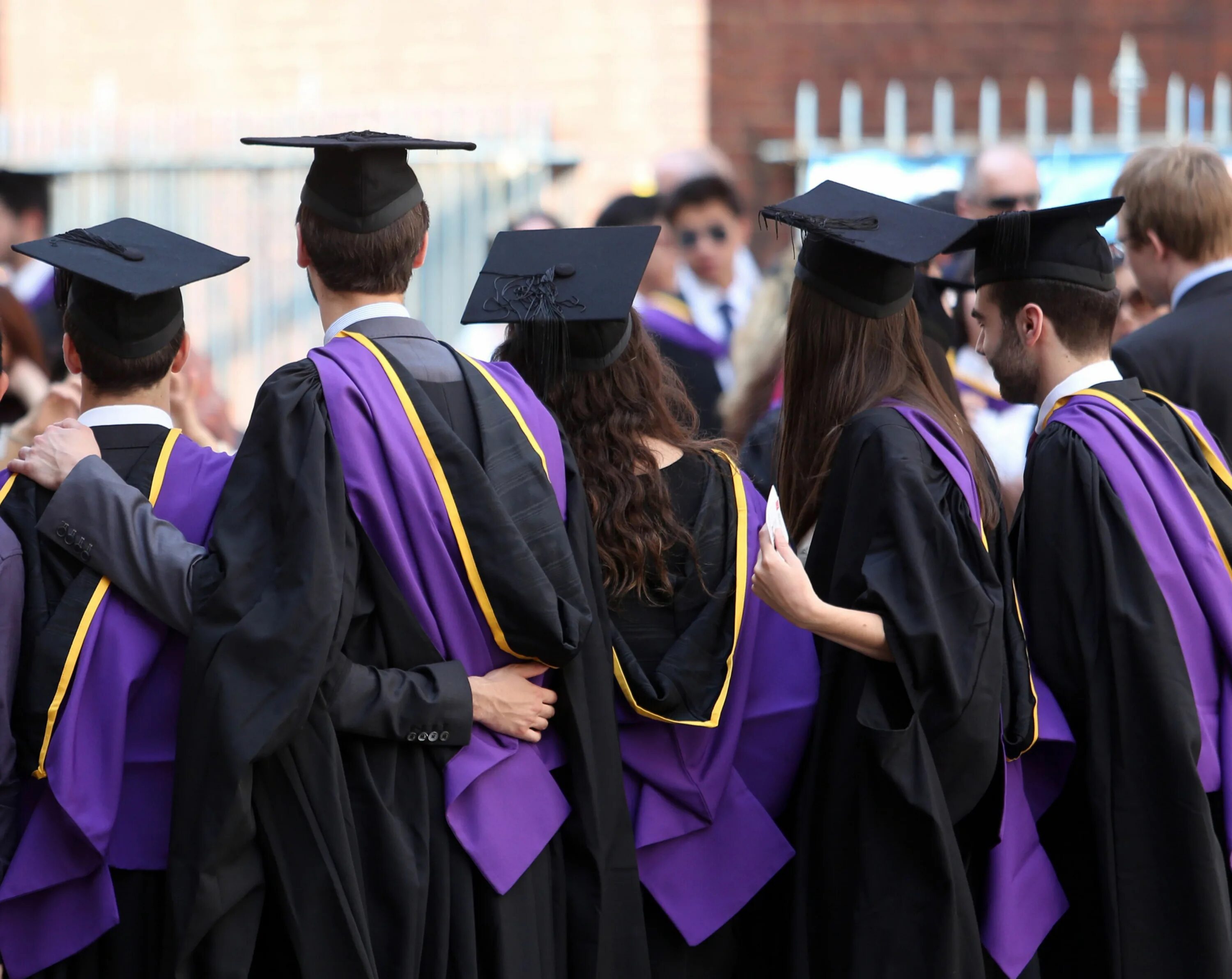 High school graduates. Оксфордский университет форма студентов. Выпускники Оксфорда. Высшее образование. Образование фиолетовый.