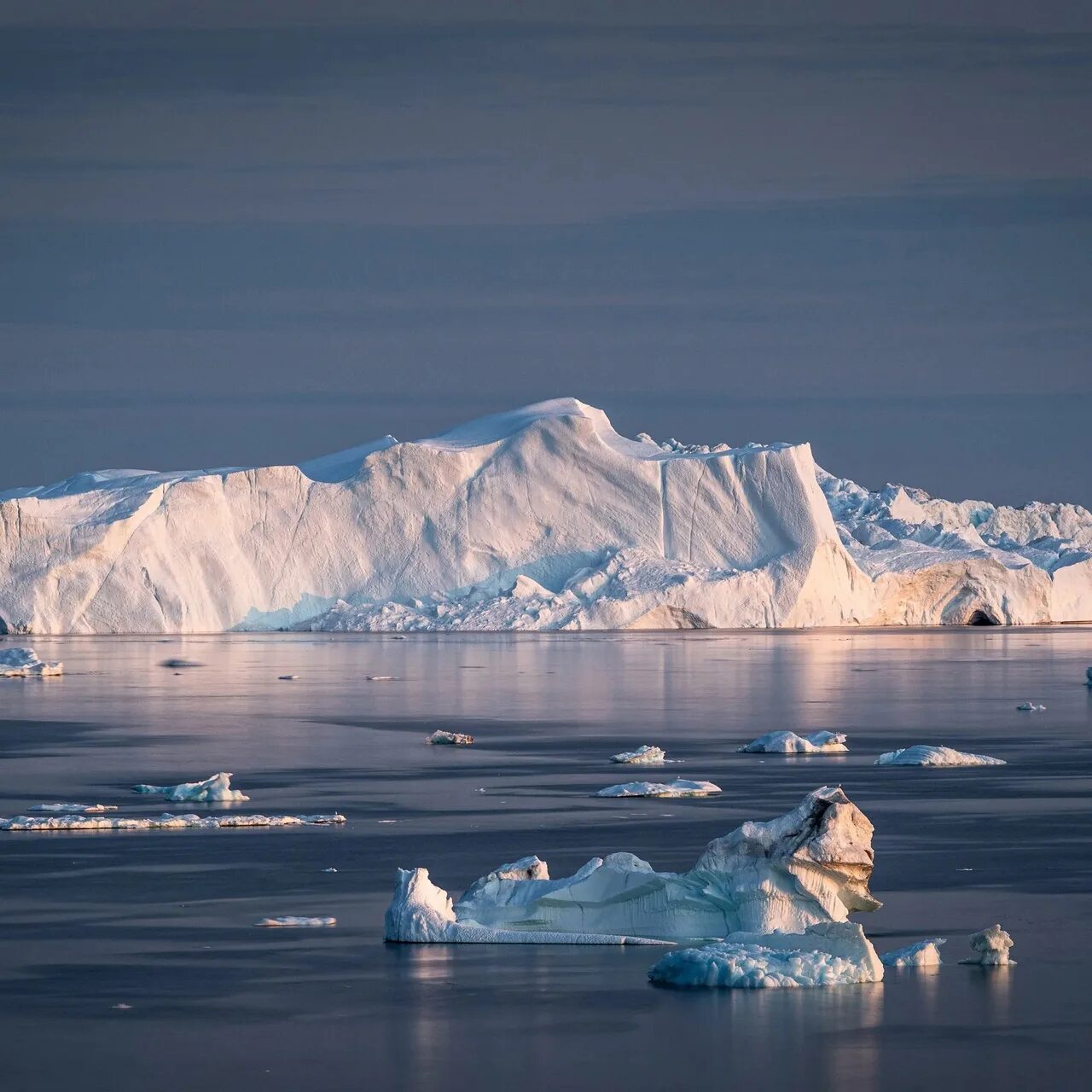 Самый большой остров северного ледовитого. Ледники Гренландии. Гренландский ледяной щит. Элсмир и Гренландия. Айсберги Гренландии.