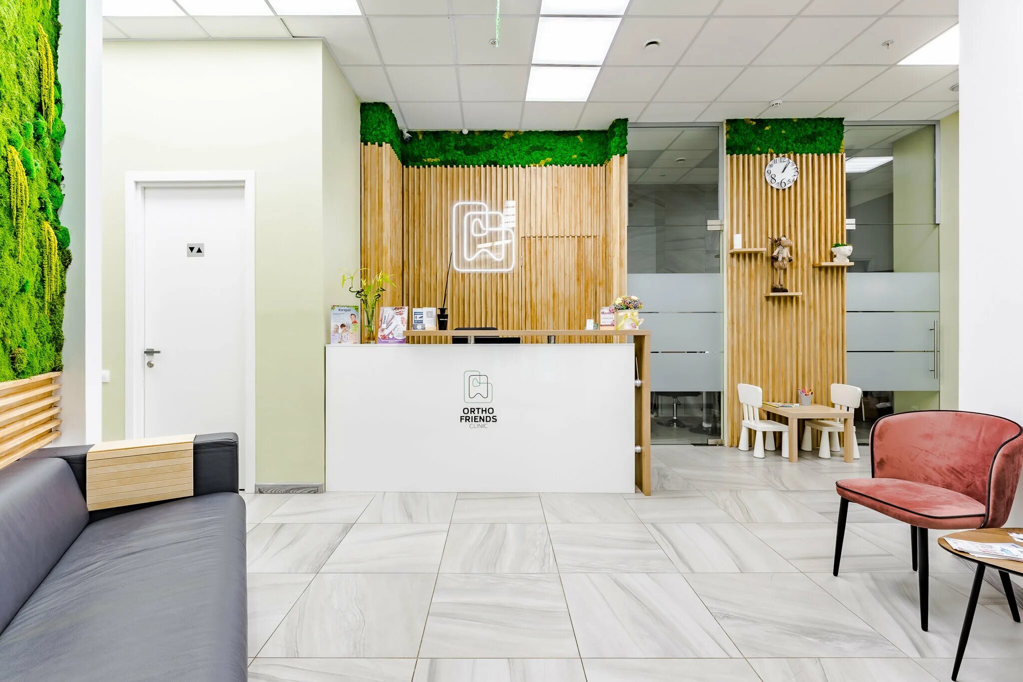 Сиб дентал клиник красноярск. Береговой проезд 5к2. Friends clinic. Friends clinic. Стоматологическая поликлиника 8 москва.