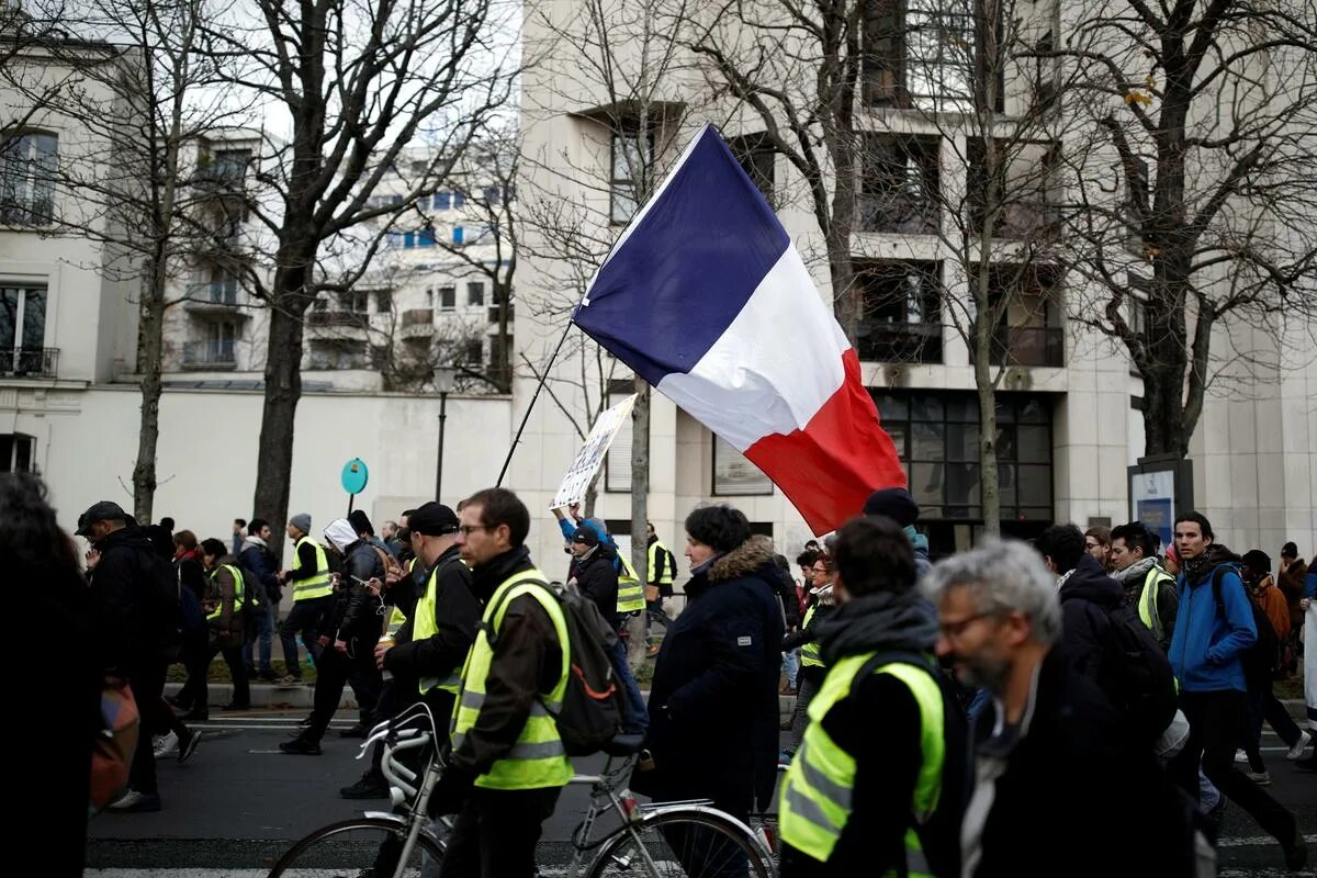 Французы сейчас. Протесты во Франции 2022. Забастовки во Франции. Митинги во Франции. Демонстрации во Франции сейчас.