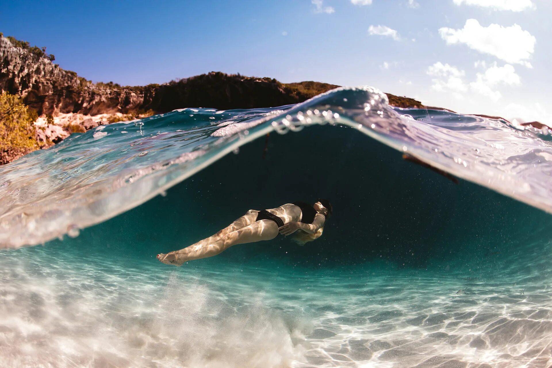 Невероятные картинки. Прозрачная вода. Прозрачное море. Наполовину в воде. Под водой.