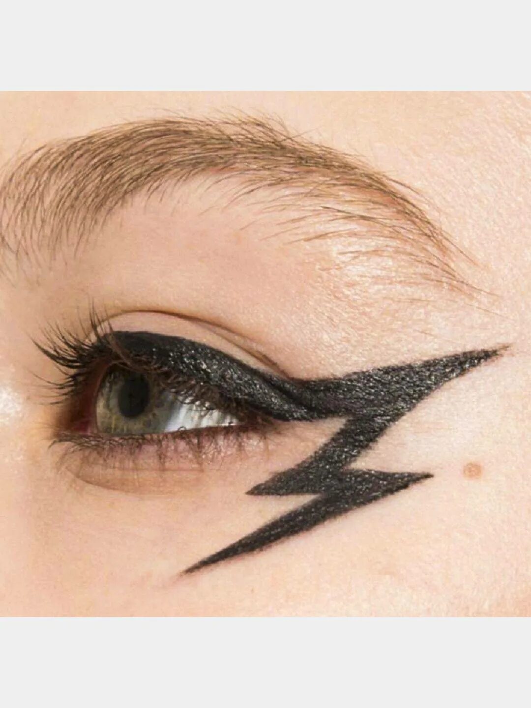 Black eyeliner. Необычные стрелки на глазах. Красивые необычные стрелки. Фигурные стрелки на глазах. Макияж со стрелкой.