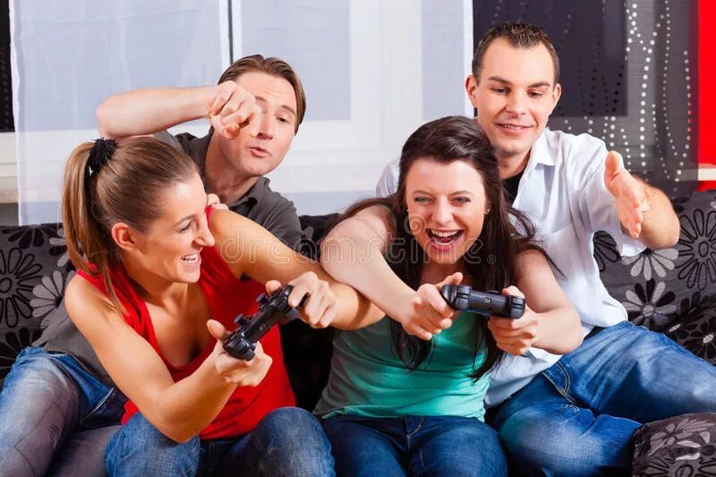 Друзья играют в ps4. Люди играющие в приставку. люди играют в пс. люди играющие в игры. люди играющие в людей.