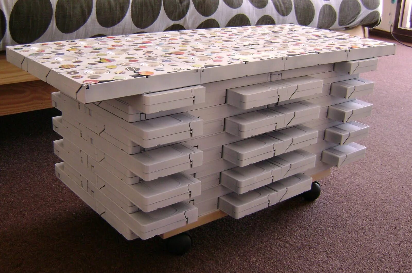 Из старых видеокассет. Оцифровка аудиокассет. Мебель из видеокассет. Стеллаж из старых кассет. Декор из аудиокассет.