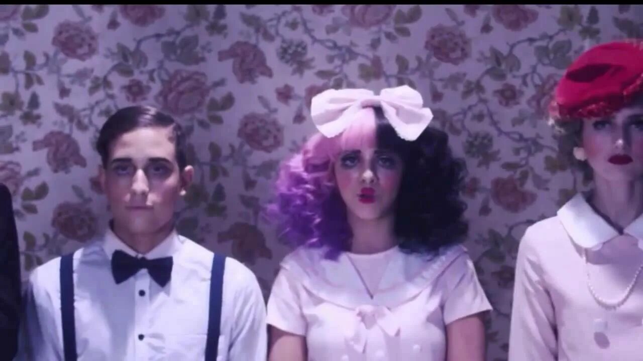 Песня dollhouse the weekend. Melanie martinez dollhouse. мелани мартинес фото dollhouse.