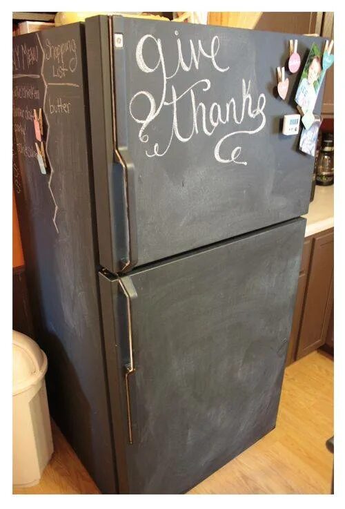 Покрасить холодильник в домашних условиях какой краской. Крашенный холодильник. Покрасить холодильник. Покрасить старый холодильник. Холодильник окрашен грифельной краской.