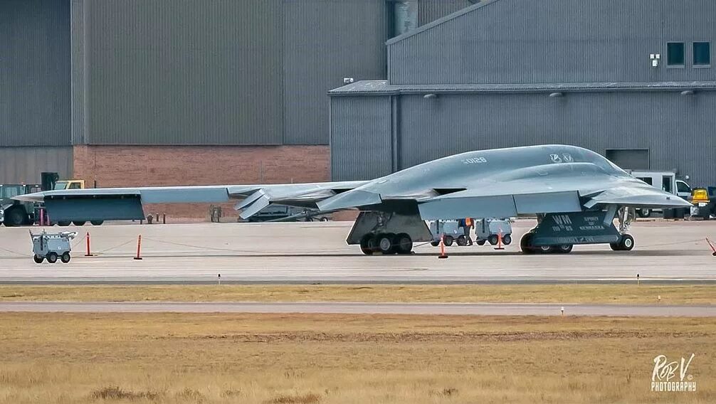 B2 Spirit. B-2 (США). База США б2. B-2 Spirit двигатель.