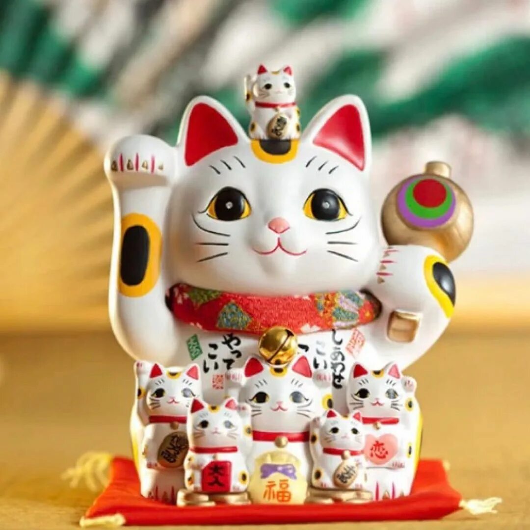 японская кошка манеки неко. японская кошка манеки неко. статуэтка кошки манэки нэко. манэки нэко в японии. кошка удачи манеки-неко.