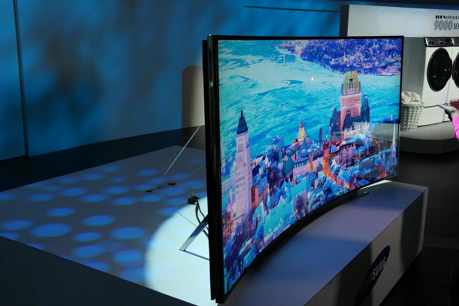 Samsung qled 75. Телевизор lg с изогнутым экраном. Телевизор самсунг вогнутый экран. Телевизор samsung 49 6 series. Телевизор самсунг вогнутый экран.