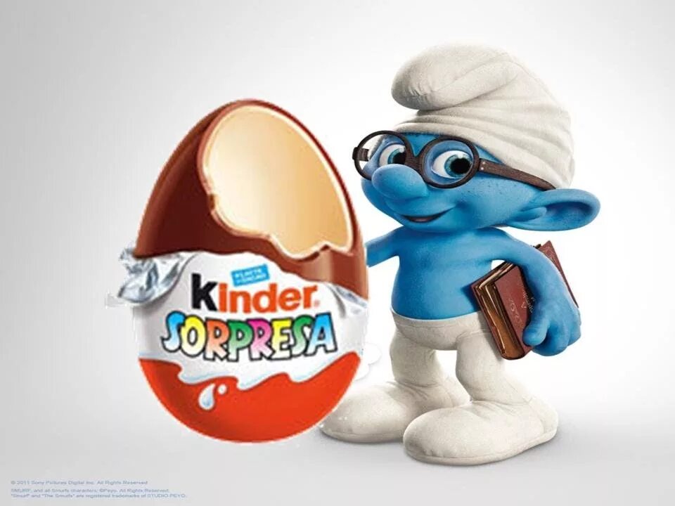 Киндер сюрприз белый. The Smurfs Киндер. Киндер сюрприз еру ыьгкаы. Киндер чоколате игрушка. Киндер игрушки на белом фоне.