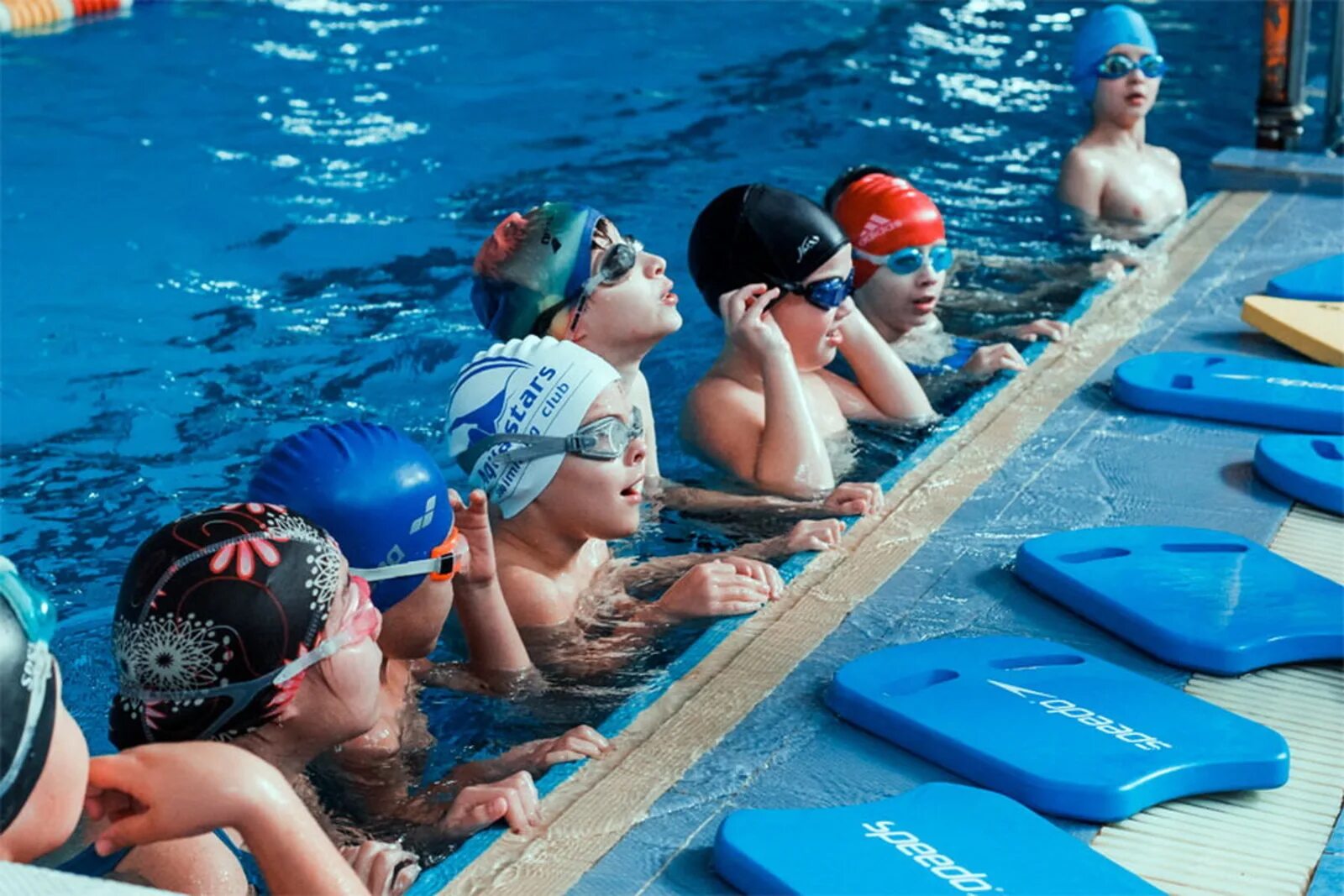 Дети в бассейне. Плавание в бассейне дети. Занятия в бассейне для детей. Дети плавают в бассейне.