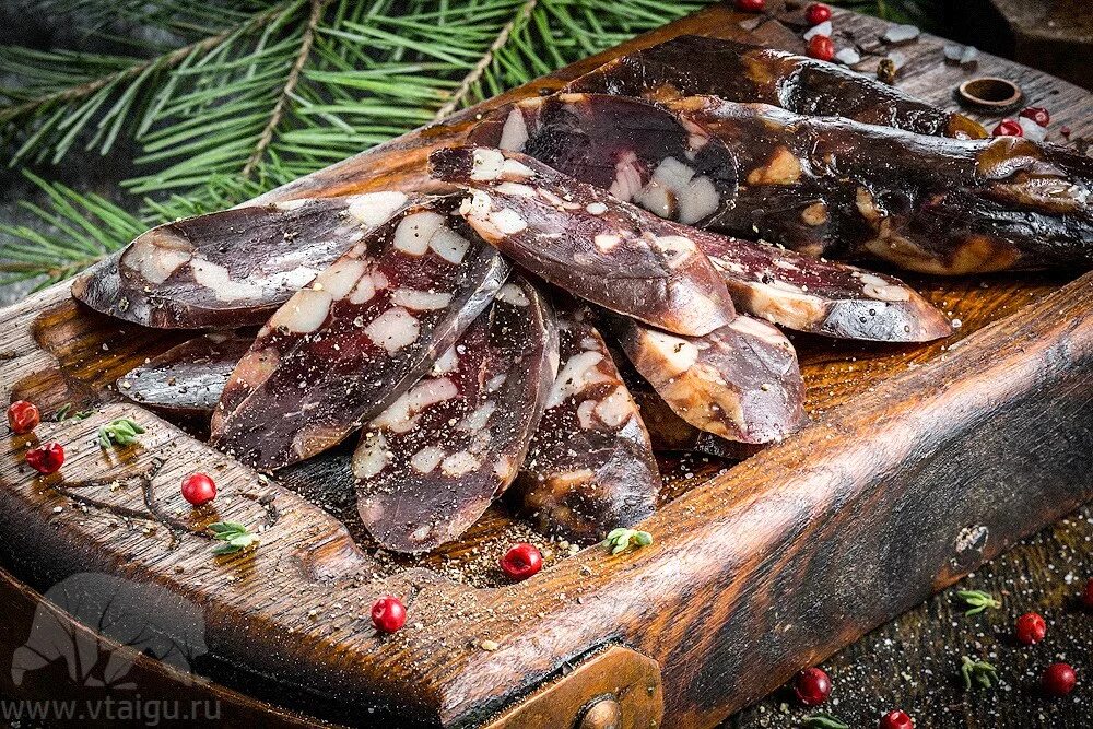 Деликатесы животных. Деликатесы из дичи. мясные деликатесы из дичи. мясо деликатесное. колбаса из лосятины.