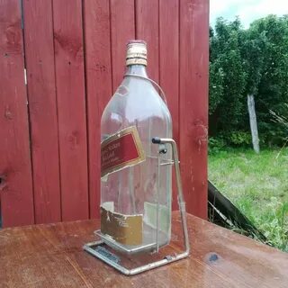 Бутылка на качелях