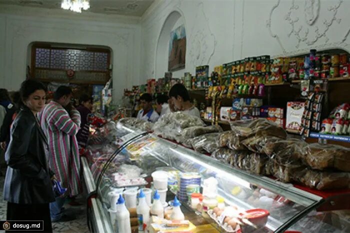 Таджик магазин. Узбекский магазин. Узбекистанские продукты. Узбек в магазине продуктовом. Узбеки в магазине.