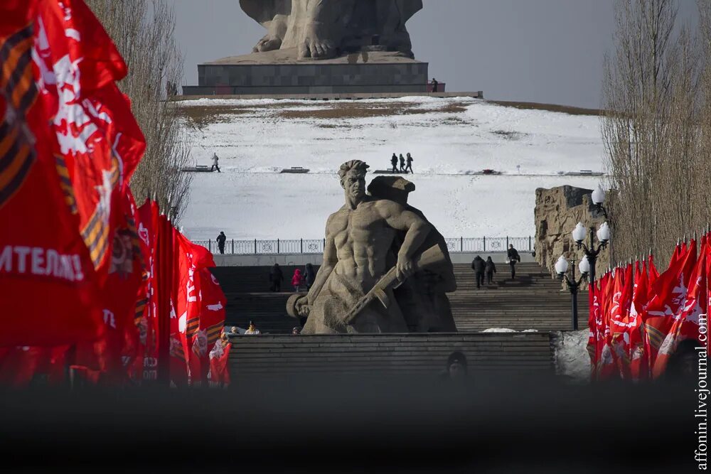 Волгоград переименовали в сталинград 2023. Волгоград в сталинград 2024. Монумент стоять насмерть на мамаевом кургане. Волгоград в сталинград 2024. Волгоград в сталинград 2024.