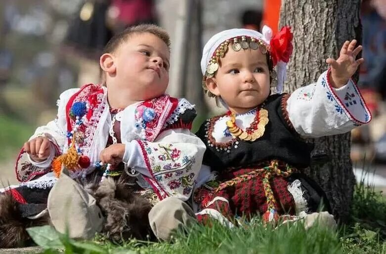 Молдаван нация. Дети в национальных костюмах. Дети в молдавских национальных костюмах. Национальный костюм Молдавии для детей. Болгария дети.