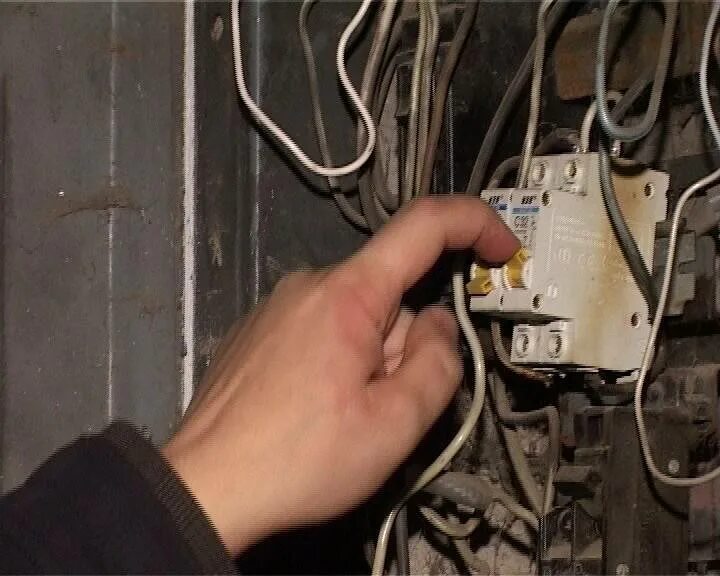 электросчетчик в подъезде. отключение света. кражи электричества в счетчике. хищение электроэнергии. вводной автоматический выключатель в частный дом.