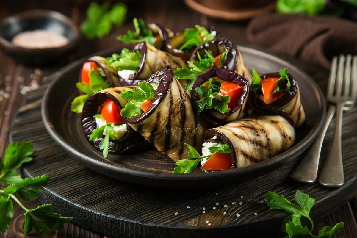 баклажаны с помидорами и чесноком и сыром. баклажаны в духовке с помидорами и сыром и чесноком. баклажаны в духовке с помидорами и сыром и чесноком. запеченный баклажан с сыром фета и помидорами. баклажаны с помидорами и мягким сыром.