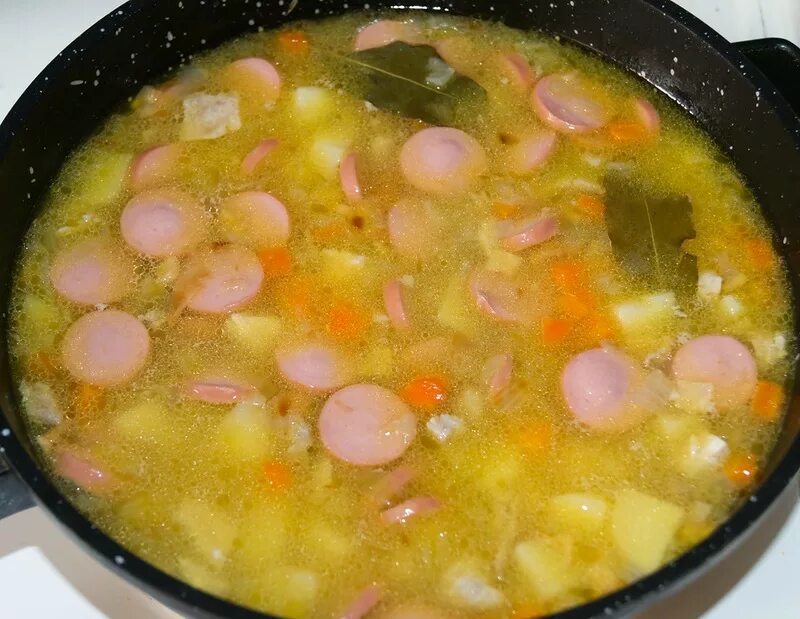 Суп сосисками и вермишелью картошкой. Суп с сосисками. суп картофельный с сосисками. суп из сосисок и картошки. суп с сардельками и с картошкой.