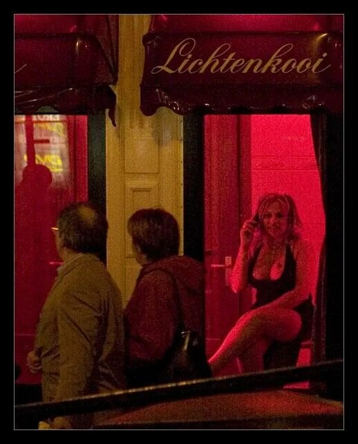 Улицы красных фонарей в Амстердаме 21+. Улица красных фонарей девушки. Амстердам улица красных фонарей девушки. Кабинки пип-шоу. Что такое пип шоу
